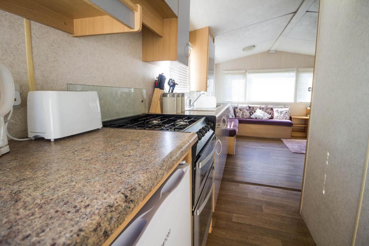 6 Berth Caravan With Decking At Martello Beach Holiday Park In Essex Ref 29016Y Hotel Clacton-on-Sea Exterior photo