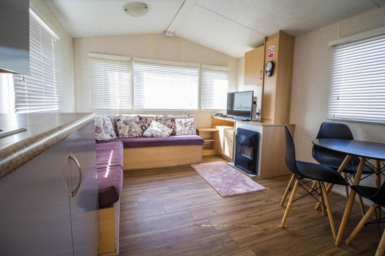 6 Berth Caravan With Decking At Martello Beach Holiday Park In Essex Ref 29016Y Hotel Clacton-on-Sea Exterior photo