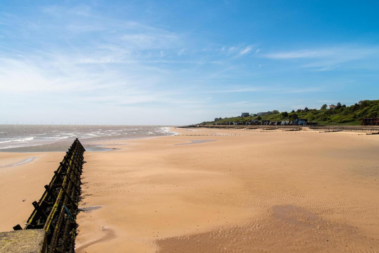 6 Berth Caravan With Decking At Martello Beach Holiday Park In Essex Ref 29016Y Hotel Clacton-on-Sea Exterior photo